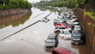 فيضانات بتكساس وسقوط طائرة في نيويورك