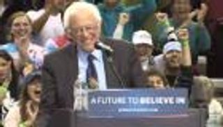 بالفيديو.. عصفور يخطف الأضواء من منافس هيلاري