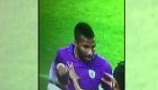 حارس الشباب السعودي يرفض مغادرة الملعب رغم إصابته