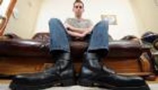 انتعال الحذاء يكلِّف صاحب أكبر قدمين في بريطانيا 843 "إسترلينيًّا"