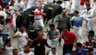 بالصور.. إصابة 5 في مهرجان سان فيرمين للركض مع الثيران