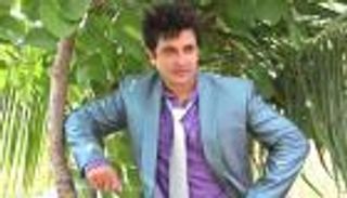 آسيويون يحطمون النادي الهندي بالبحرين بعد استبدال المطرب