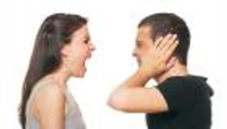 فيديو صادم .. رجل يحرق نفسه بعد مشاجرة مع زوجته