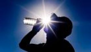 إنفوجراف.. 5  نصائح لتحمي نفسك من حرارة الشمس المميتة