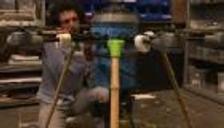 بالفيديو.. شقيقان أفغانيان يخترعان طائرة لكشف الألغام والقنابل 