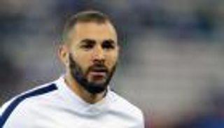 شعار يونايتد يثير الجدل حول مستقبل بنزيمة