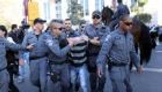 في تصرف عصابات.. شرطيان إسرائيليان يبرحان عربيا ضربا