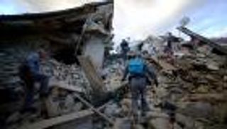 زلزال إيطاليا.. رعب ودمار وبلدة اختفت من الوجود