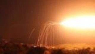 بالصور.. إلقاء قنابل فسفورية على إدلب السورية