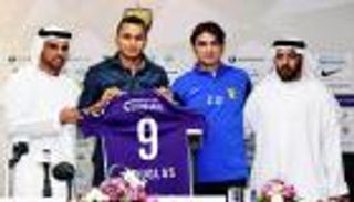 جمهور العين الإماراتي يحتفي بصفقة دوغلاس