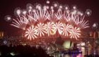 18 شخصًا يحتفلون بلحظة حلول 2016 "مرتين"