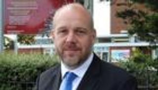 شرطة بريطانيا تفض نزاعا بين مدير مدرسة وأولياء أمور.. والسبب