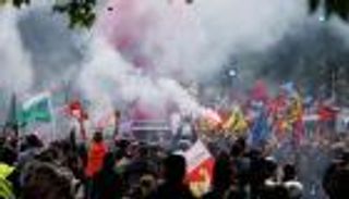 اشتباكات بين الشرطة ومحتجين بفرنسا على تعديلات قانون العمل