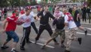 بالفيديو.. اشتباكات بين مشجعي بولندا وأيرلندا الشمالية