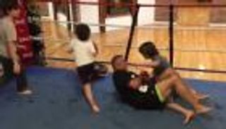 بالفيديو: 3 أطفال يجهزون شين ماكمان لمواجهة أندرتيكر