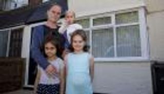 بالصور.. هكذا أسعد البريطانيون طفلة مصابة بالسرطان وأسرتها