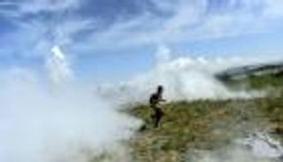 شرطة مقدونيا تطلق الغاز على مهاجرين عالقين