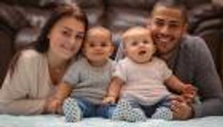 بالصور .. رضيعتان توأم إحداهما بيضاء والأخرى سمراء