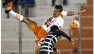 بالفيديو .. لاعب أرجنتيني يدفع ثمن حماسه الزائد