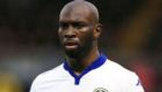 إيقاف مهاجم في الدوري الإنجليزي بسبب تقليد حركة سواريز