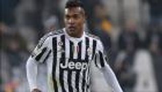 يونايتد يجهز عرضًا ضخمًا لخليفة روبرتو كارلوس