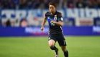 الياباني تاكوما يودع فريقه بالدموع قبل الانضمام لأرسنال