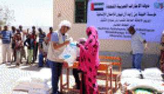 مؤسسة خليفة الإنسانية توزع مساعدات على طلبة مدرسة بالصومال