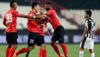 تشابه الزي يؤخر مباراة الجزيرة والأهلي بالدوري الإماراتي