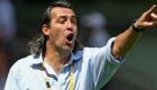 منتخب البحرين يُقيل الأرجنتيني باتيستا