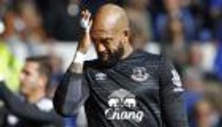 بالفيديو.. حارس إيفرتون يودع فريقه بالدموع