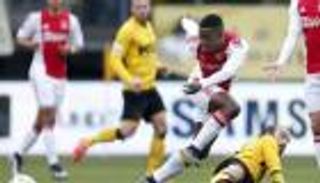 ركلة جزاء مثيرة للجدل تمنح أياكس التعادل في الدوري الهولندي