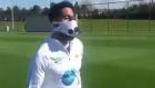 بالفيديو.. مدافع السيتي يستعد لمواجهة الريال بـ