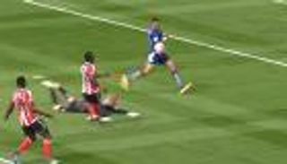 بالفيديو: الحكم يجامل ليستر برفض ركلتي جزاء لساوثهامبتون