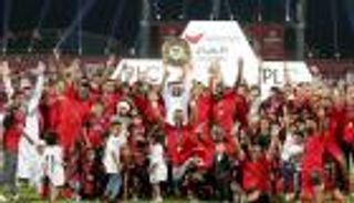 لاعبو الأهلي الإماراتي يحتفلون مع أسرهم باللقب السابع