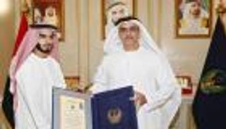 سيف بن زايد يكرم مواطنًا تقديرًا لمواطنته الإيجابية