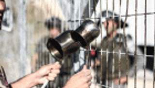 مسؤولون فلسطينيون يحذرون من خطورة الوضع الصحي لأربعة أسرى مضربين 