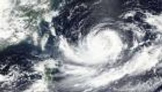 إعصار يهاجم اليابان ويلغي 100 رحلة جوية