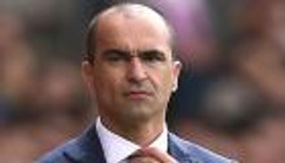 تقارير: إيفرتون الإنجليزي يقيل مدربه مارتينيز