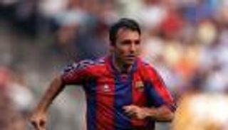 تمثال من البرونز تكريمًا لنجم برشلونة الأسبق