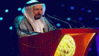 سلطان القاسمي مشيدا بعروض 