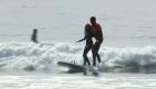 فيديو.. صماء كفيفة تتعلم ركوب الأمواج: لا أخشى نزول الماء