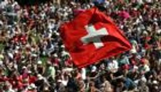 السويسريون في استفتاء تاريخي.. 2500 دولار شهريًا لمن يعيش هنا