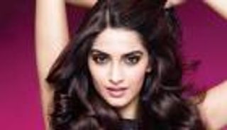 سونام كابور.. أول نجمة هندية تطلق تطبيق باسمها على الهواتف