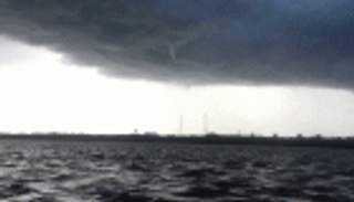 أمريكا تتوقع المزيد من الأعاصير مع تكون عاصفة قبالة الساحل الشرقي