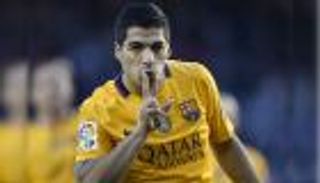 سواريز يغامر بتلقي بطاقة صفراء مع برشلونة من أجل طفلة