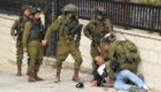 اعتقال 10 فلسطينيين بالضفة.. ومنع رائد صلاح من السفر