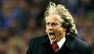 تتويج بنفيكا بالدوري البرتغالي يشعل غضب مدربه السابق