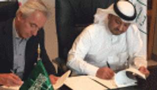 بالصور.. فان مارفيك يجدد عقده مع الأخضر السعودي