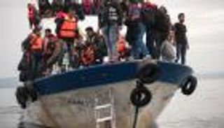 مأساة المهاجرين تتوالى.. غرق 5 وإغاثة 6 آلاف منذ الخميس