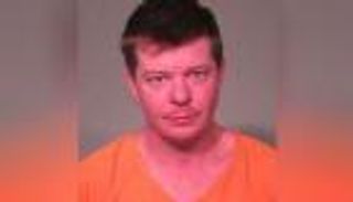 محاكمة رجل انتزع حجاب مسلمة عنوة قائلا: